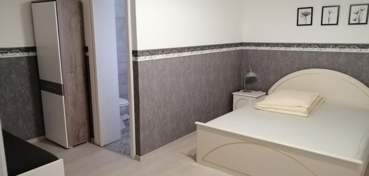 Radek Vendeghaz Es Apartman Halászi 外观 照片