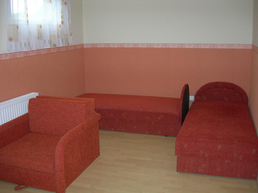 Radek Vendeghaz Es Apartman Halászi 外观 照片