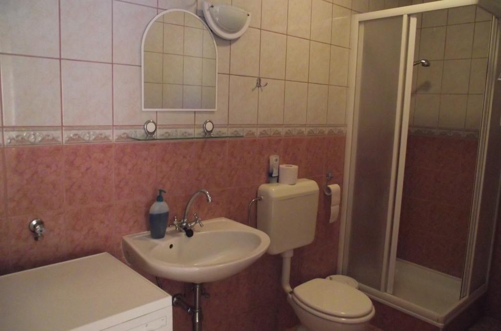 Radek Vendeghaz Es Apartman Halászi 外观 照片
