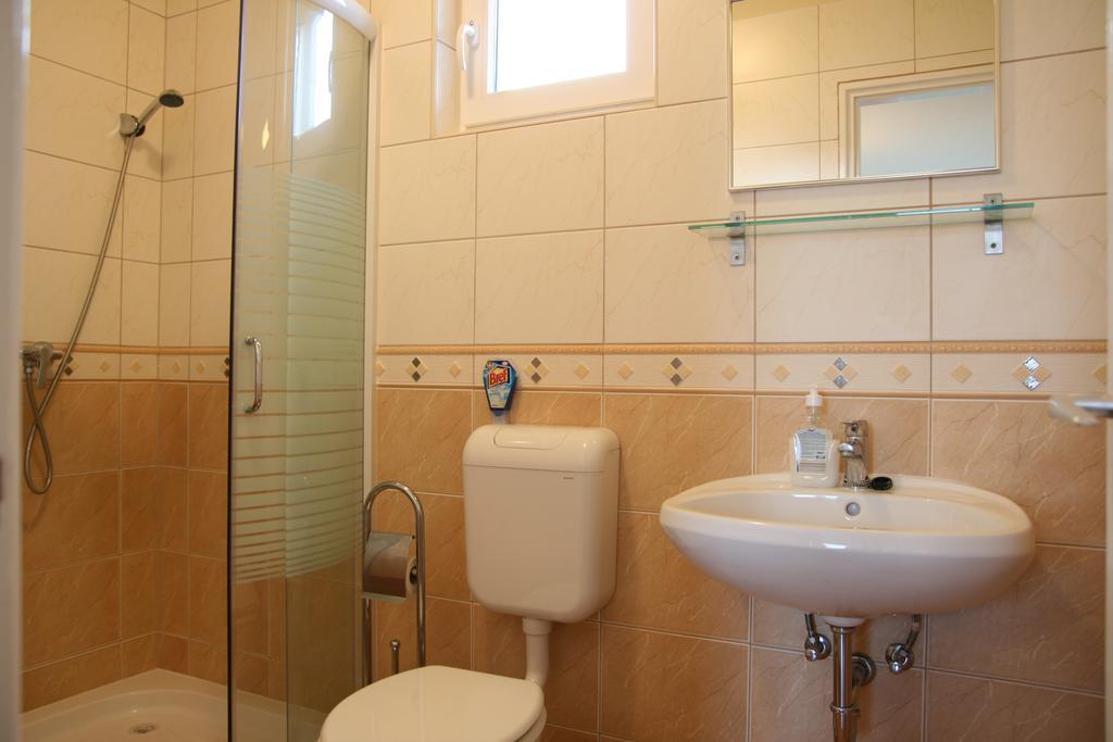 Radek Vendeghaz Es Apartman Halászi 外观 照片